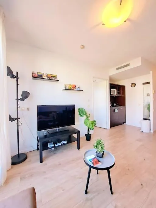 Le Valmy: Appartement Lumineux Au Pied Du Metro Lyon