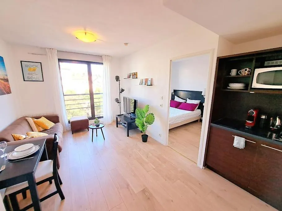 Le Valmy: Appartement Lumineux Au Pied Du Metro Lyon 0*,  France