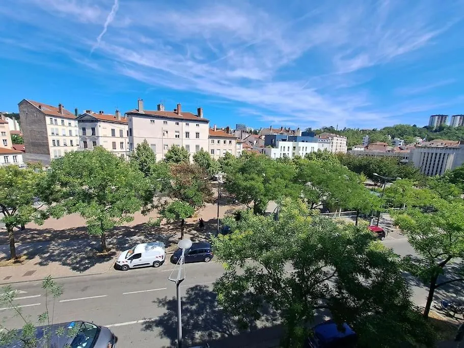 Le Valmy: Appartement Lumineux Au Pied Du Metro Lyon