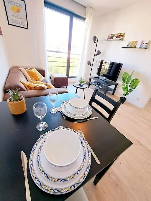 Le Valmy: Appartement Lumineux Au Pied Du Metro Lyon