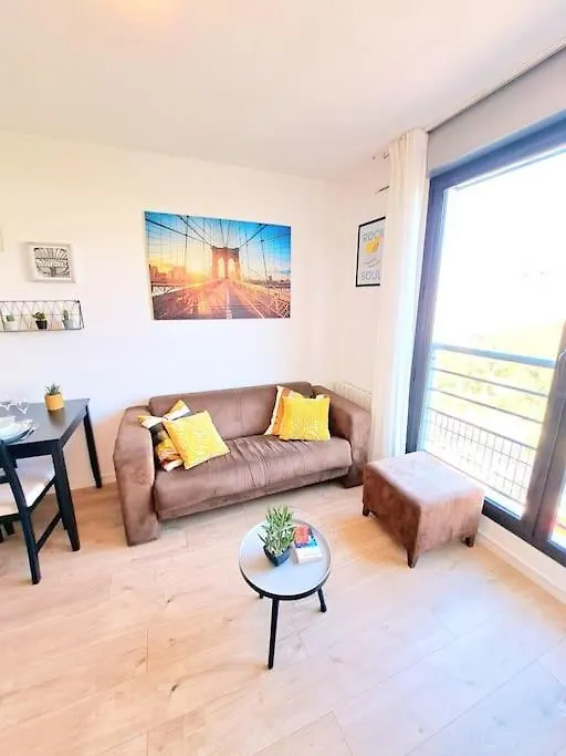Le Valmy: Appartement Lumineux Au Pied Du Metro Lyon