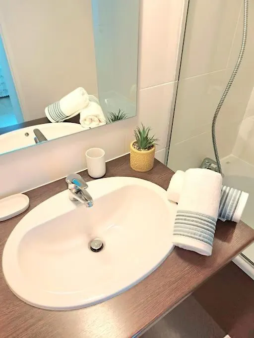 Le Valmy: Appartement Lumineux Au Pied Du Metro Lyon 0*,