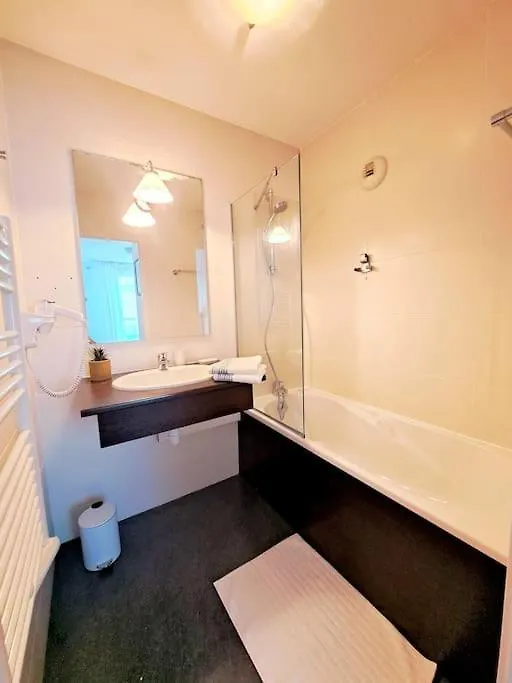 Le Valmy: Appartement Lumineux Au Pied Du Metro Lyon